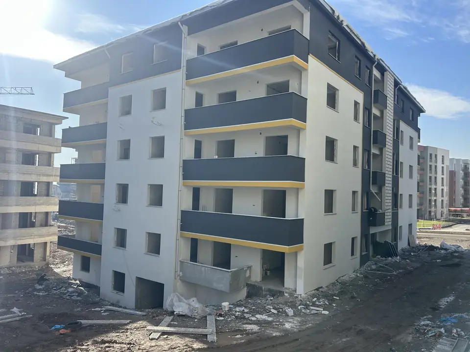 Antrasit ve sarı detaylı balkon cephesi