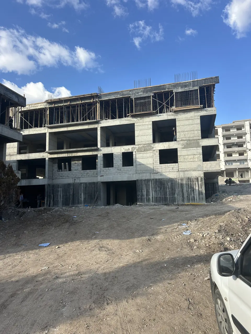 Cephe öncesi kaba inşaat halindeki blok