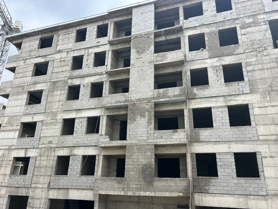 Kaba inşaatı tamamlanan blok cephesi