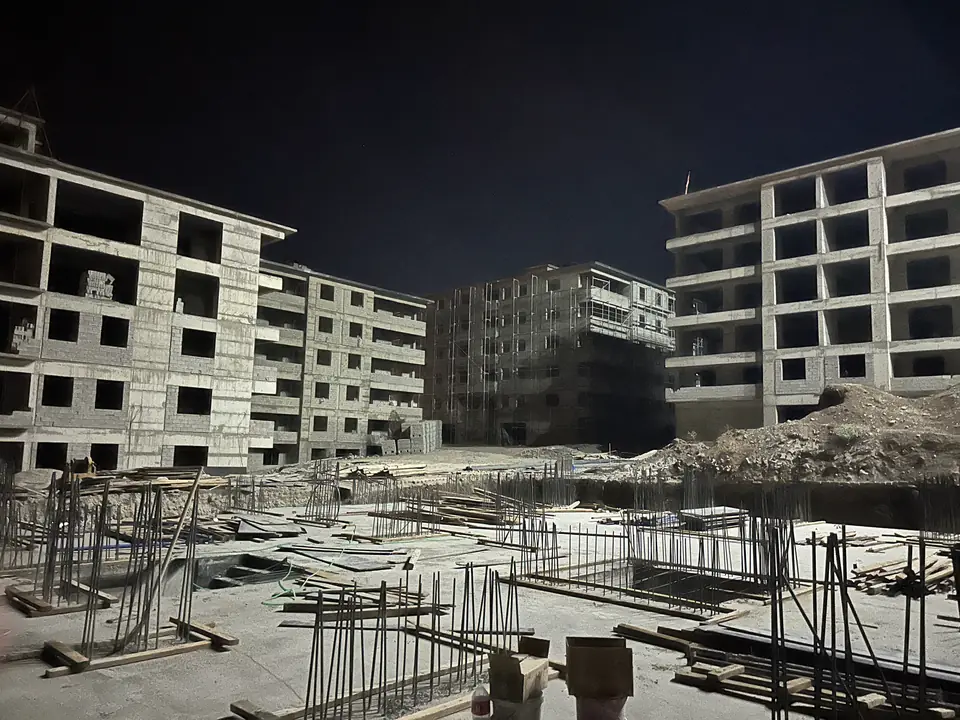 Gece çalışmasında kaba inşaat halindeki bloklar