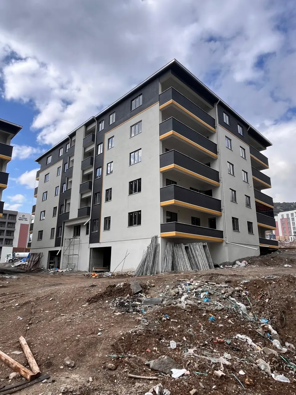 Cephesi tamamlanan yüksek konut bloğu